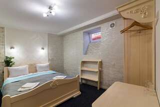 Отель Family Hotel Львов Двухместный номер с 1 кроватью и общей ванной комнатой-5